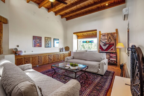 TV, fireplace