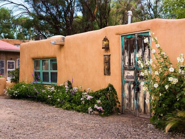 Exterior - Casita de Acequia Madre | Eastside Retreat (Santa Fe)