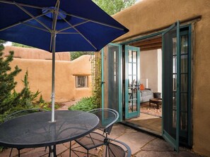 Outdoor dining - Casita de Acequia Madre | Eastside Retreat (Santa Fe)