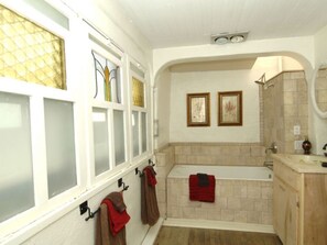 Hair dryer, towels - Casita de Acequia Madre | Eastside Retreat (Santa Fe)