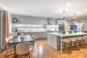 Kylskåp, mikrovågsugn, ugn och spishäll