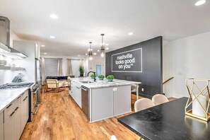 冷蔵庫、電子レンジ、オーブン、コンロ