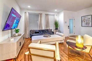 テレビ、書斎 / ワークスペース