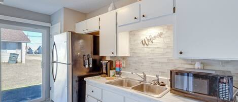 Kühlschrank, Mikrowelle, Ofen, Herdplatte