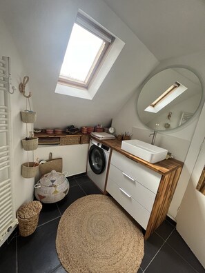 Douche, sèche-cheveux, serviettes fournies, savon