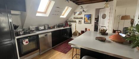 雪櫃、微波爐、焗爐、洗碗機