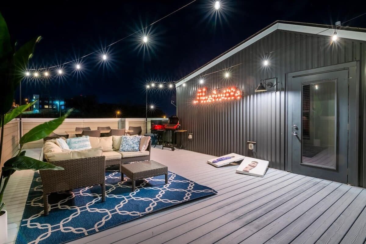 Luxury Downtown Home w/ Amazing Rooftop ~ 12 Beds