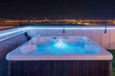 Premium Home! 15 Beds! Hot Tub/Baller Game Room!
