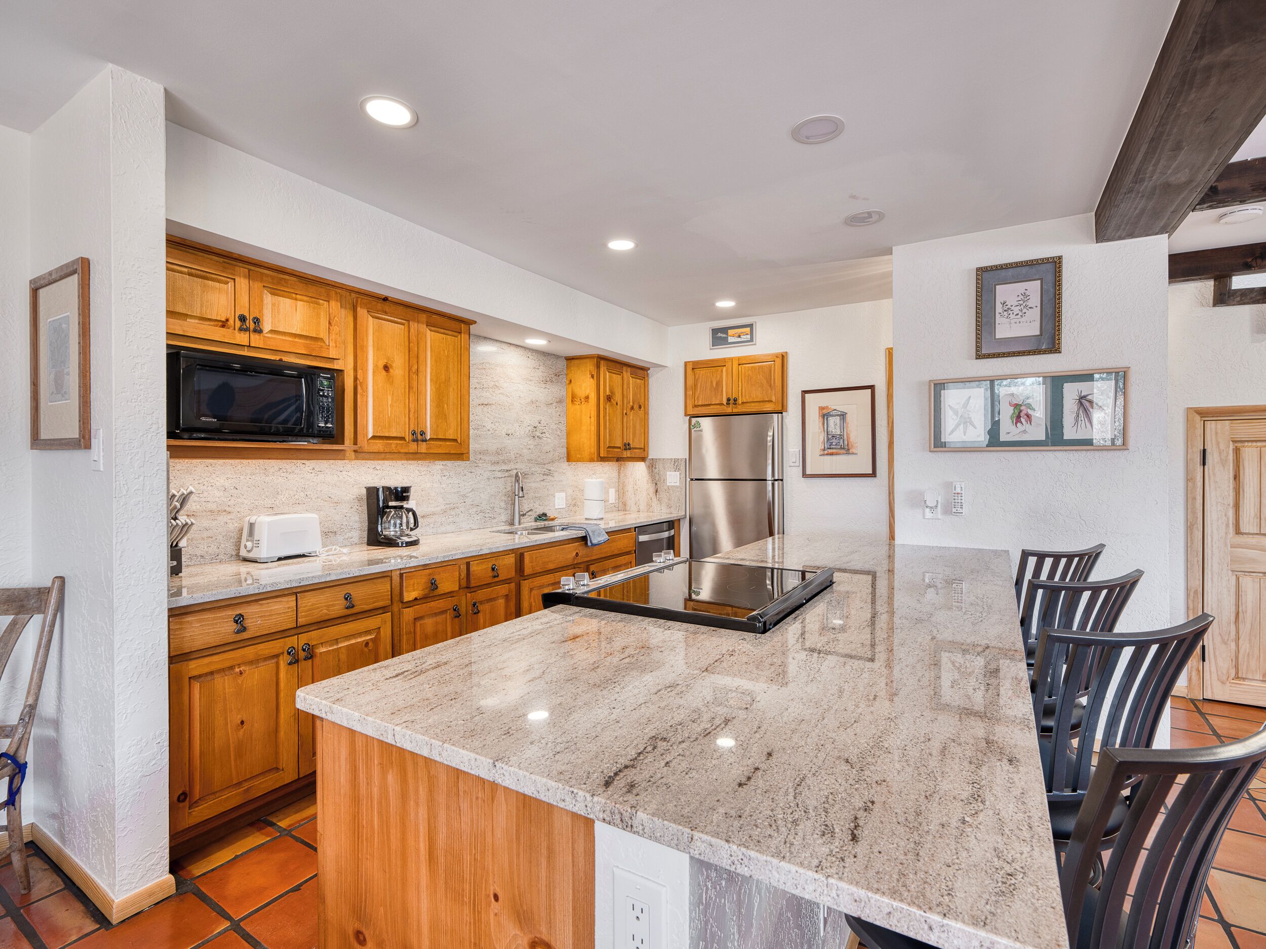 Fridge, oven, stovetop, coffee/tea maker