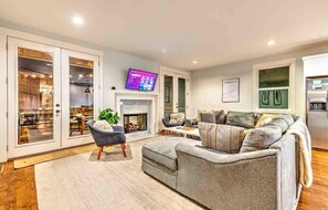 Tv, eldstad och kontor