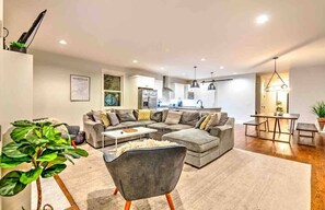 テレビ、暖炉、書斎 / ワークスペース