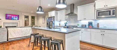 雪櫃、微波爐、焗爐、爐具