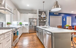 冷蔵庫、電子レンジ、オーブン、コンロ