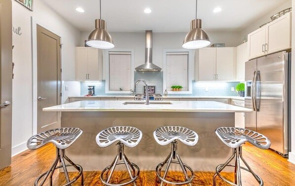 Fridge, microwave, oven, stovetop - Huge 4 Bedroom Home 14 Big Beds Rooftop Deck (Nashville)