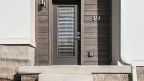 A front door with a number plate '514' and a window with blinds. - Huge 4 Bedroom Home 14 Big Beds Rooftop Deck (Nashville)