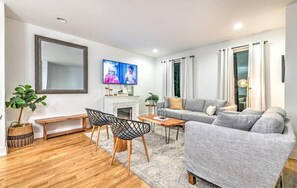 テレビ、暖炉、書斎 / ワークスペース