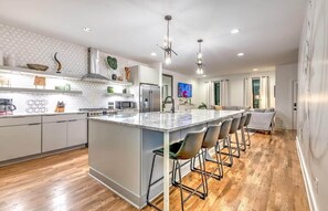 Frigorifero, microonde, forno, piano cottura