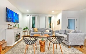 テレビ、暖炉、書斎 / ワークスペース