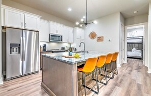 Microwave, oven, stovetop, dishwasher - Huge Downtown Luxury Home Rooftop Deck 12 Beds (Nashville)