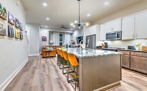 Microondas, horno, placa de cocina, lavavajillas