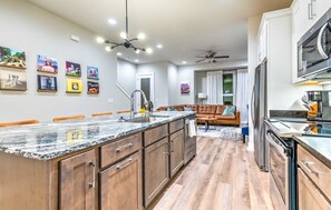 Microwave, oven, stovetop, dishwasher - Huge Downtown Luxury Home Rooftop Deck 12 Beds (Nashville)