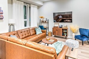 TV, offices - Huge Downtown Luxury Home Rooftop Deck 12 Beds (Nashville)