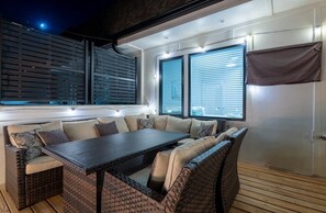 Outdoor dining - Huge Downtown Luxury Home Rooftop Deck 12 Beds (Nashville)