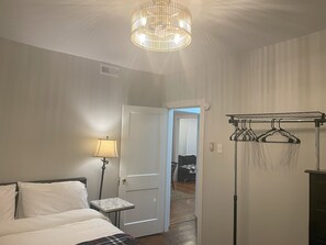 2 bedrooms, desk, iron/ironing board, WiFi - 2 Bedroom Fully Furnished, Pets Welcomed, W/D in unit, private parking, (Sharon Hill)