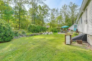 Outdoor dining - Saugerties Farmhouse: Sauna & Countryside Views (Saugerties)