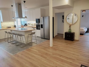 Réfrigérateur, micro-ondes, four, plaque de cuisson