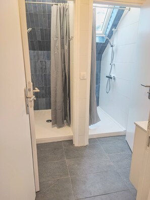Een douche, een haardroger, handdoeken, zeep