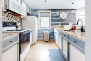 雪櫃、微波爐、焗爐、爐具