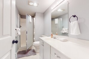 Hair dryer, towels - Ski-in/out condo with prime location for skiing & hiking (West Windsor)