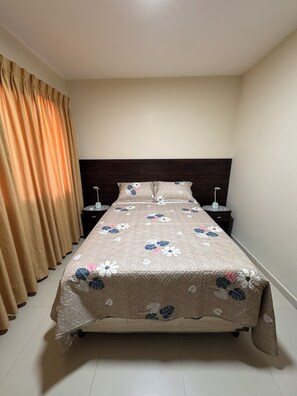 Deluxe Suite, 1 Queen Bed, Air conditioning | Free WiFi - Surbackpackers (Santa Cruz)