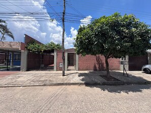 Exterior - Surbackpackers (Santa Cruz)