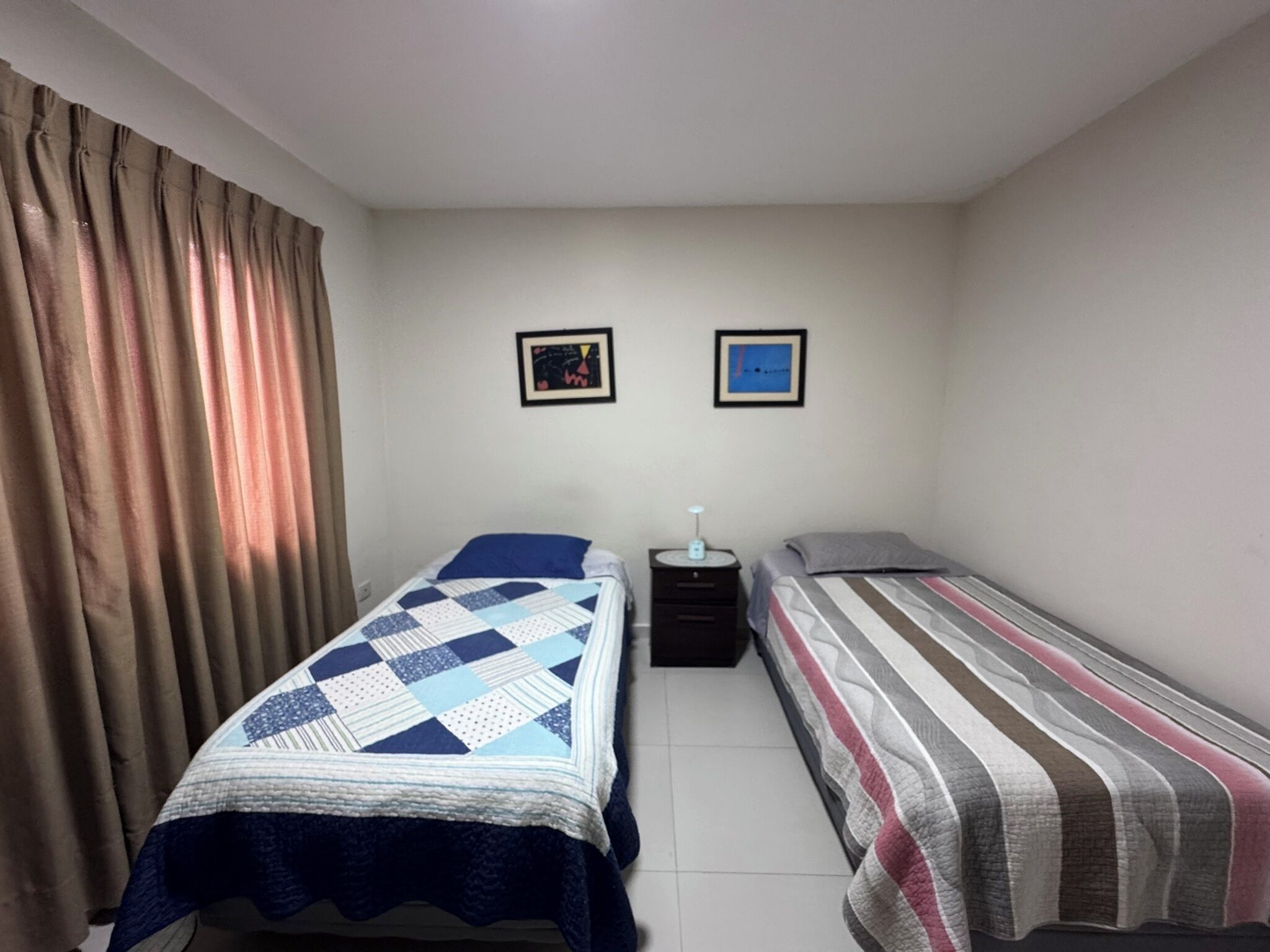 Habitació amb dos llits individuals Comfort | Wifi gratuïta 