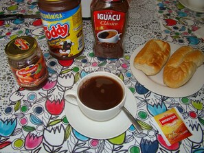 Esmorzar diari de cuina local gratuït 