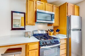 Køleskab, mikrobølgeovn, ovn, kogeplade