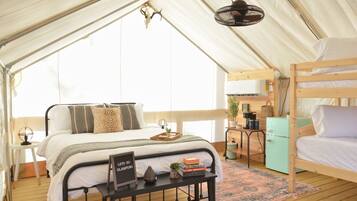 1 bedroom, bed sheets