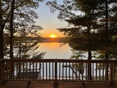 Nichols Lake Sunset Cottage