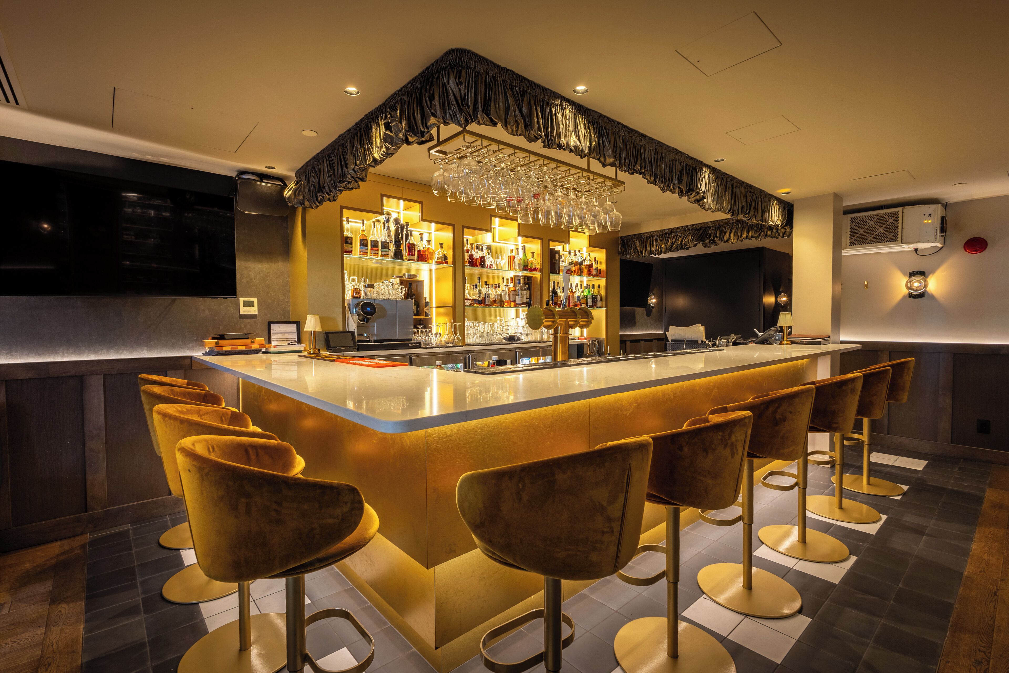 3 barer/lounger og cocktailbar