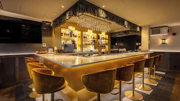 3 bars/lounges, cocktail bar