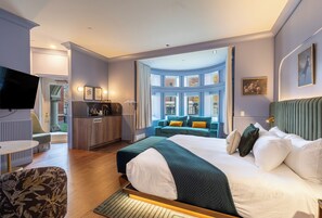 Signature Room, 1 Queen Bed with Sofa bed | Egyptian cotton sheets, premium bedding, minibar, in-room safe - Hotel Maurice (Québec City)