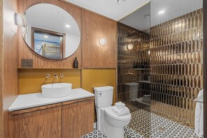 Deluxe Room, 1 Queen Bed | Bathroom | Shower, free toiletries, hair dryer, bathrobes