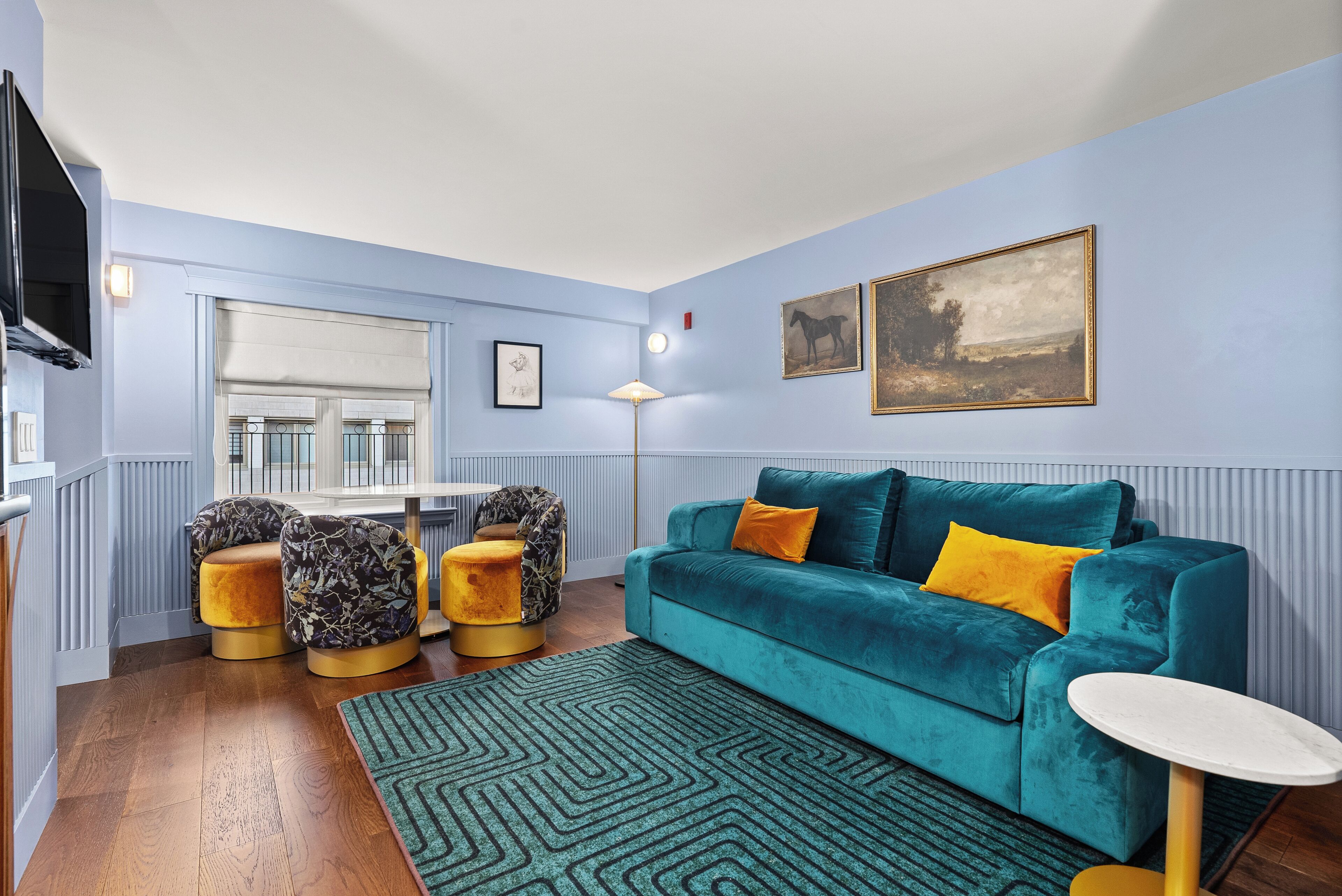 Suite – premium, byutsikt | Oppholdsområde | En 42-tommers Flatskjerm-TV med kabel-kanaler