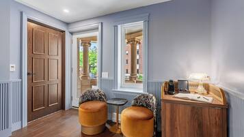 Rom – design, 1 queensize-seng, byutsikt | Sengetøy i egyptisk bomull, sengetøy av topp kvalitet og minibar