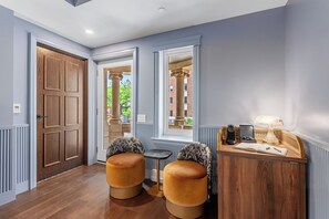Design Room, 1 Queen Bed, City View | Egyptian cotton sheets, premium bedding, minibar, in-room safe - Hotel Maurice (Québec City)