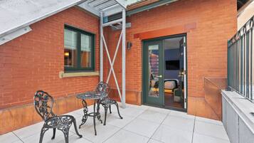 Suite Premium, vue ville | Terrasse/Patio