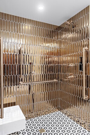 デラックス スイート キングベッド 1 台ソファーベッド付き シティビュー | バスルーム | シャワー、バスアメニティ (無料)、ヘアドライヤー、バスローブ