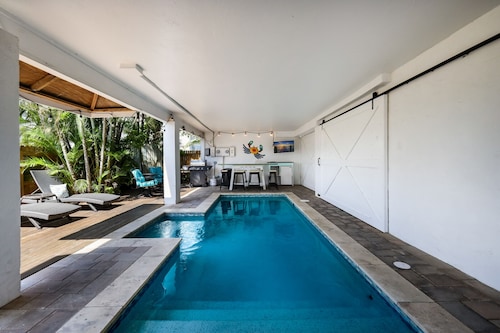 Renovated walk-up duplex with private pool & outdoor lounge - walk to beach